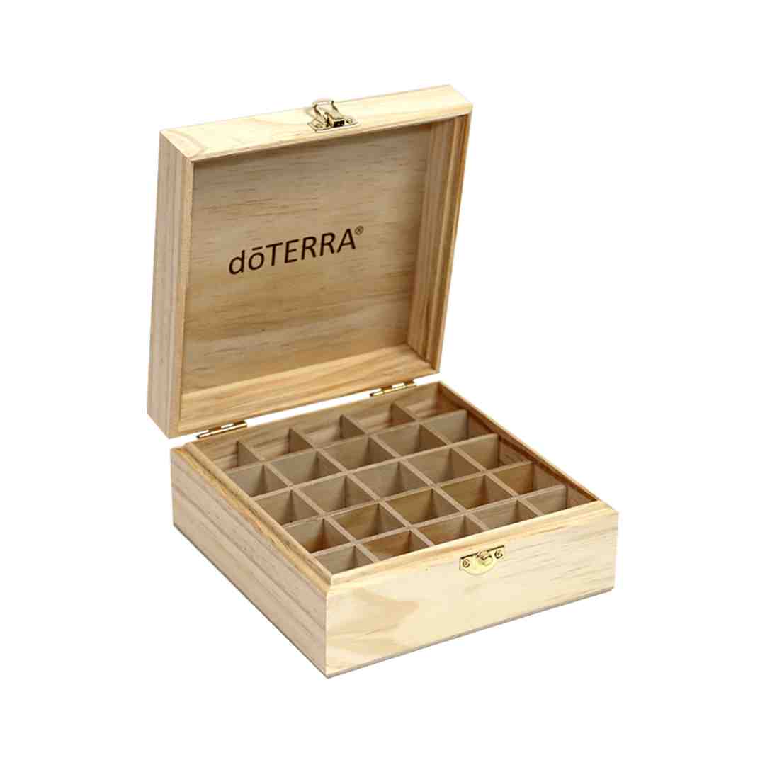 Drewniana skrzyneczka z wygrawerowanym logo doTERRA